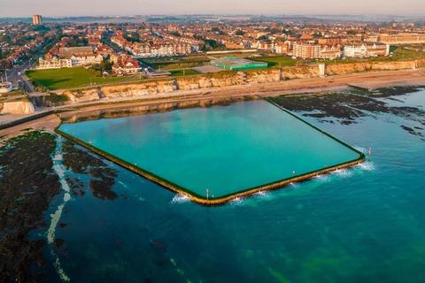 2 bedroom flat to rent, Eastern Esplanade, Cliftonville, Margate, Kent, CT9