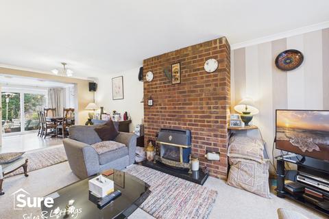 4 bedroom semi-detached house for sale, Fairway, Hemel Hempstead, Hertfordshire, HP3 9TP