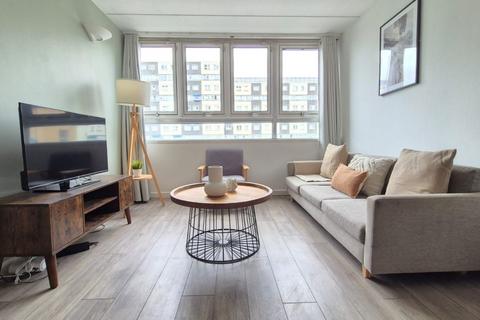 2 bedroom flat to rent, Strasburg Road, London SW11