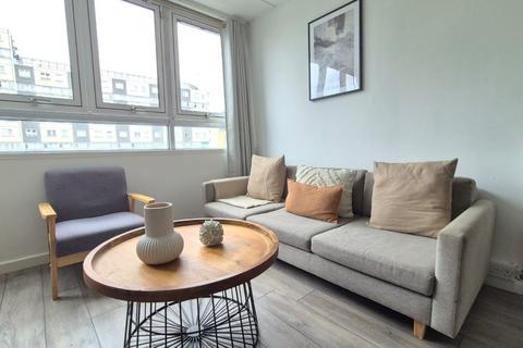2 bedroom flat to rent, Strasburg Road, London SW11