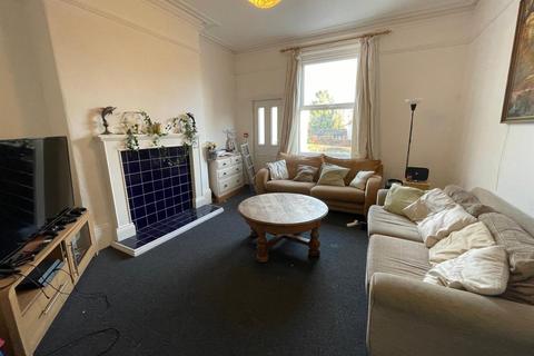 5 bedroom terraced house to rent, Buckingham Mount, Hyde Park, Leeds, LS6 1DN
