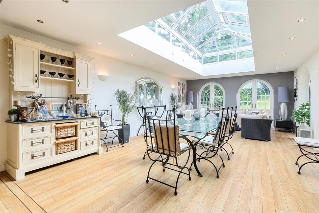 Lounge/Dining Room