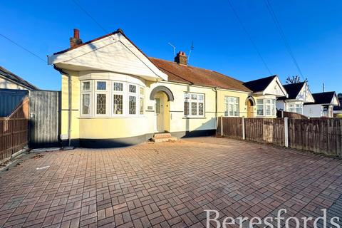 2 bedroom bungalow for sale, Suttons Avenue, Hornchurch, RM12