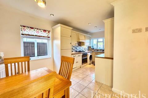 2 bedroom bungalow for sale, Suttons Avenue, Hornchurch, RM12