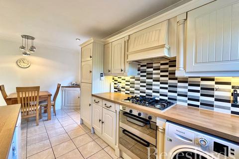 2 bedroom bungalow for sale, Suttons Avenue, Hornchurch, RM12