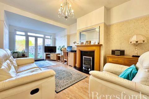 2 bedroom bungalow for sale, Suttons Avenue, Hornchurch, RM12