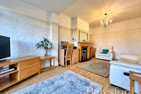 2 bedroom bungalow for sale, Suttons Avenue, Hornchurch, RM12