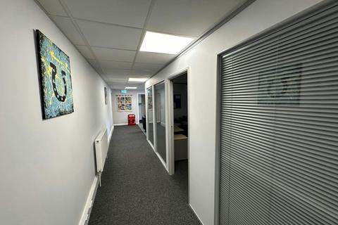 Warehouse to rent, Knaves Beech Way High Wycombe HP10 9UT
