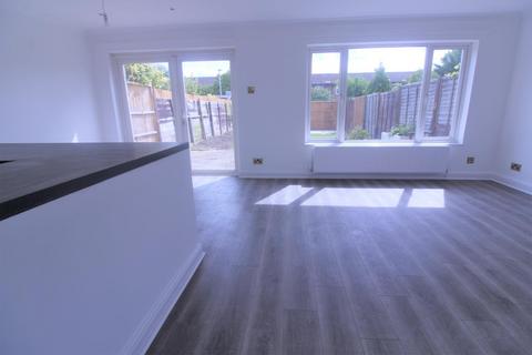 3 bedroom terraced house to rent, Glamis Close, Cheshunt