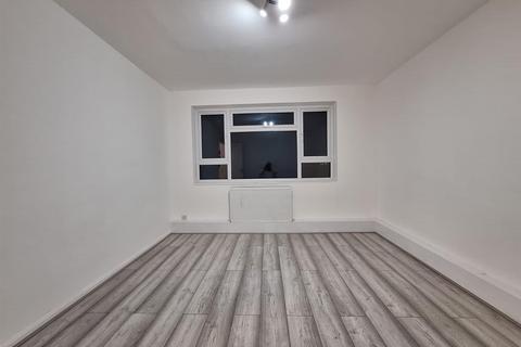 2 bedroom flat to rent, Hampden Lane, London