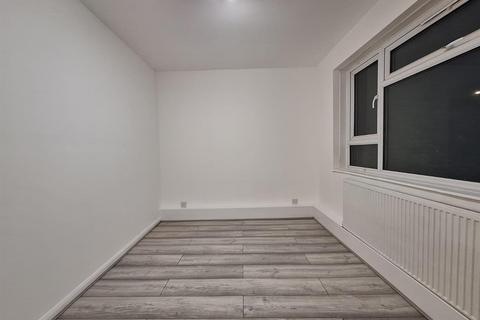2 bedroom flat to rent, Hampden Lane, London