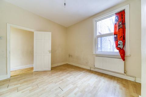 2 bedroom flat for sale, Hythe Road, Thornton Heath, CR7