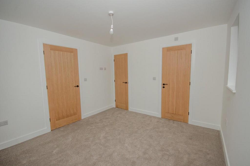 Bedroom 1 pic 2.jpg