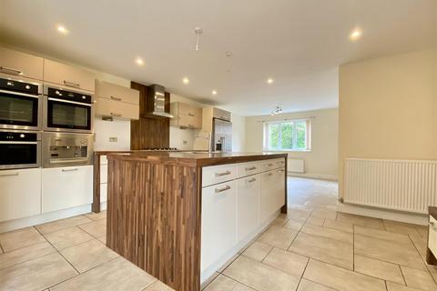 4 bedroom detached house to rent, Fox Grove, Warmsworth, Doncaster
