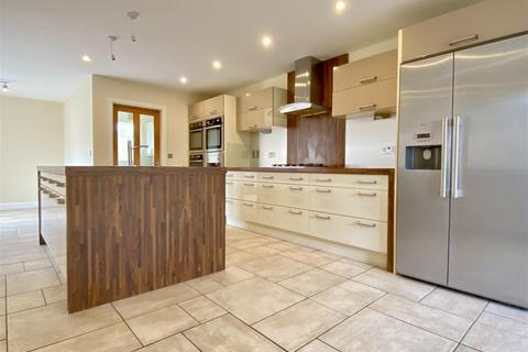 4 bedroom detached house to rent, Fox Grove, Warmsworth, Doncaster