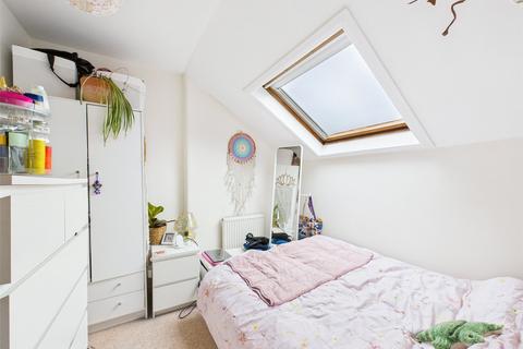 2 bedroom apartment to rent, St Stephens Gardens, St Margarets