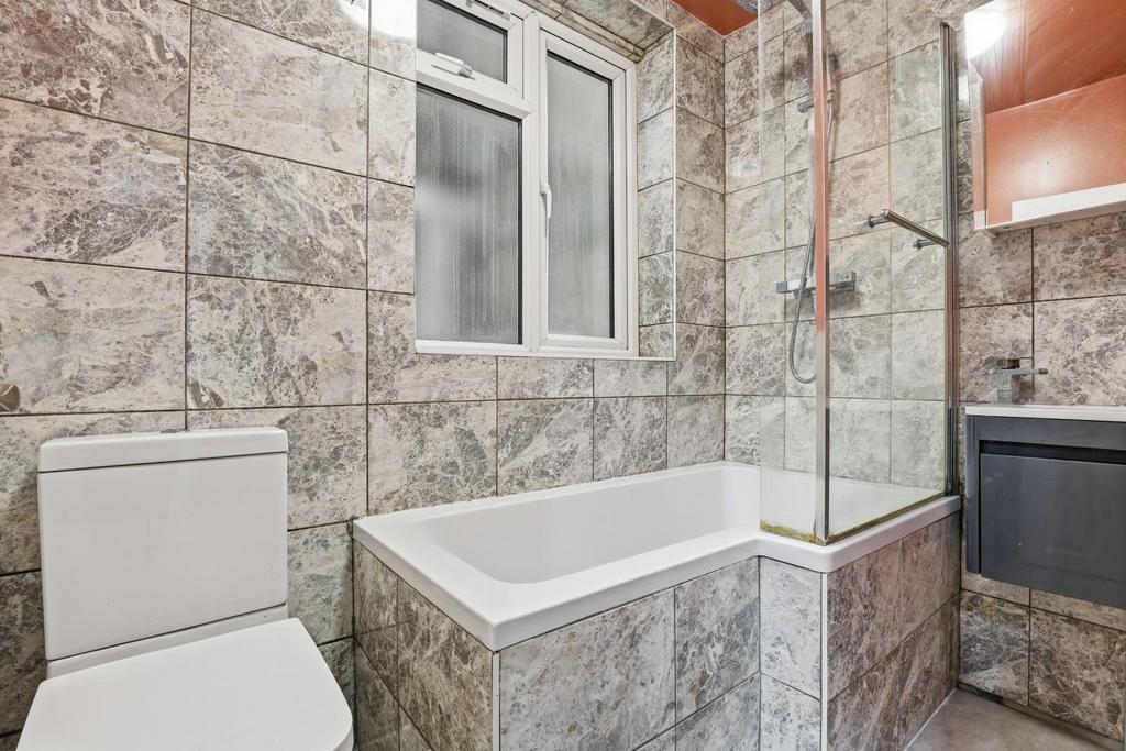 01-5ef3 JHProp Wpen - Flat 4, Malcolm Close (Bathroo