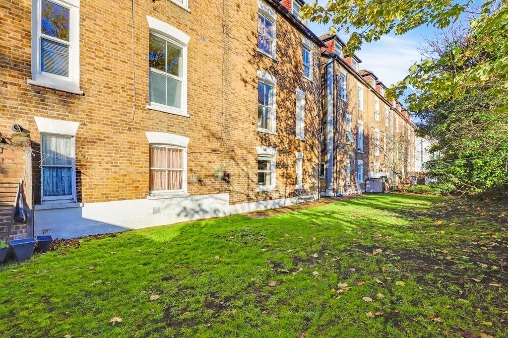 13-a050 JHProp Wpen - Flat 4 Malcolm Close - 40.jpg