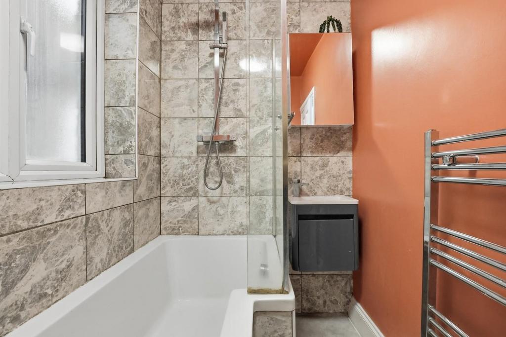 03-174c JHProp Wpen - Flat 4, Malcolm Close (Bathroo