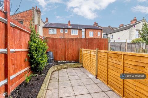 2 bedroom maisonette to rent, Heaton Road, Mitcham, CR4