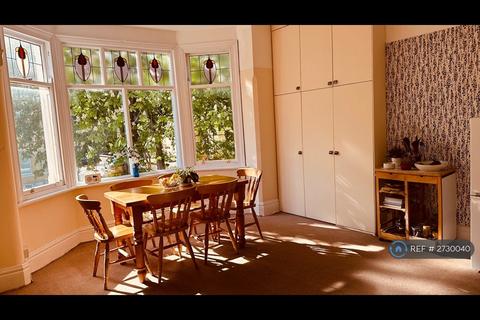 2 bedroom flat to rent, Wood Road, Manchester, M16