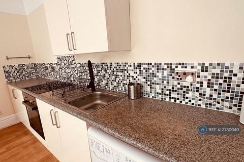 2 bedroom flat to rent, Wood Road, Manchester, M16