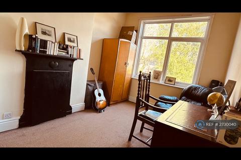 2 bedroom flat to rent, Wood Road, Manchester, M16