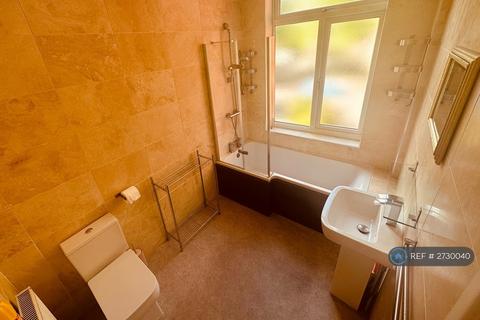 2 bedroom flat to rent, Wood Road, Manchester, M16