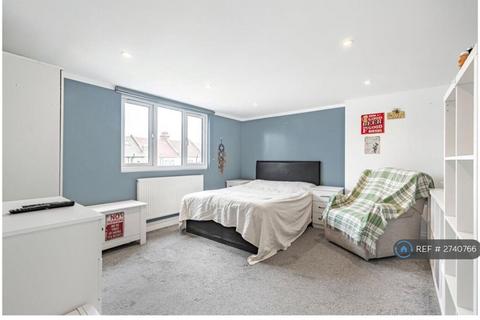 1 bedroom in a house share to rent, Elmhurst Avenue, Surrey, CR4