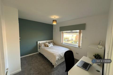 4 bedroom semi-detached house to rent, Brangwyn Grove, Bristol, BS7