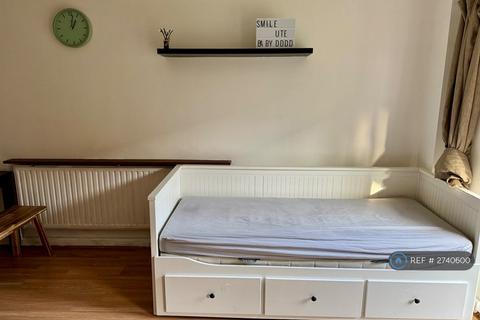 1 bedroom flat to rent, The Cloisters, Canterbury, CT1