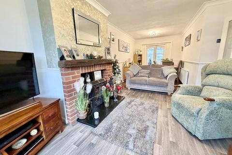 3 bedroom semi-detached house for sale, Earlswood Crescent, Kippax, Leeds