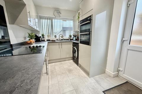 3 bedroom semi-detached house for sale, Earlswood Crescent, Kippax, Leeds