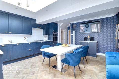 4 bedroom end of terrace house for sale, Stour Way, Upminster