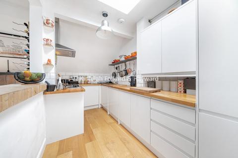 2 bedroom flat to rent, Longley Road, London, SW17