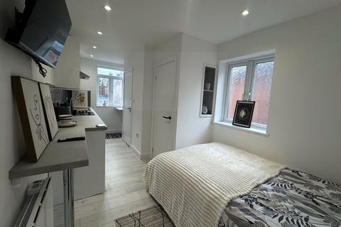 Studio to rent, Knighton Fields Road East, Leicester LE2