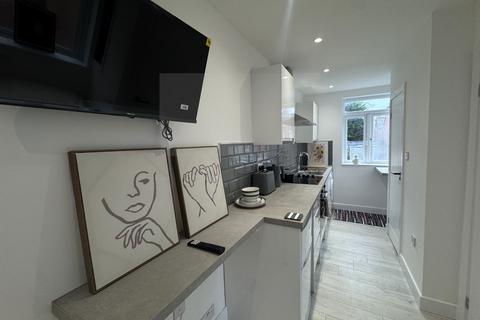 Studio to rent, Knighton Fields Road East, Leicester LE2