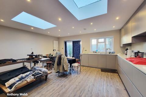 5 bedroom terraced house for sale, Hedge Lane, Palmers Green, N13