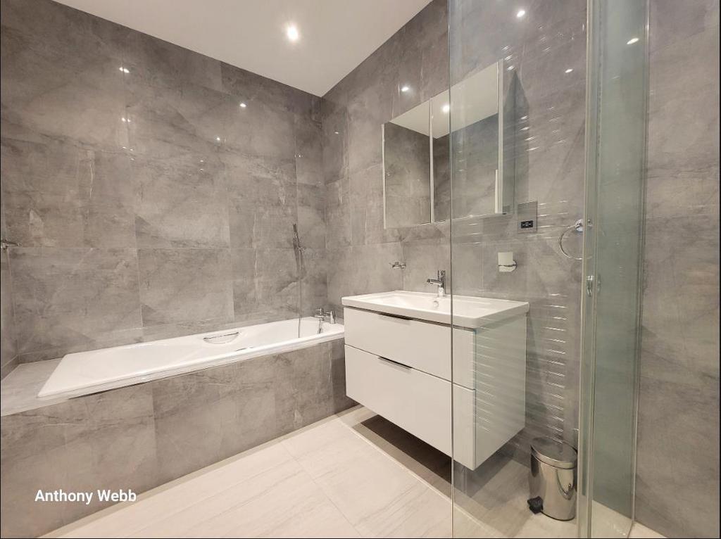 Ground bedroom ensuite