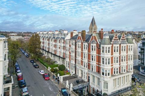 3 bedroom flat for sale, Holland Road, Hove, BN3