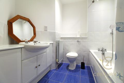2 bedroom flat to rent, Avenue Elmers, SURBITON KT6