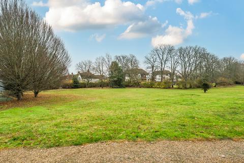 2 bedroom flat for sale, St. Nicholas Crescent, Woking GU22