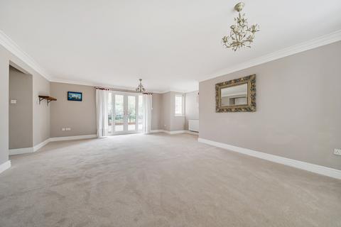 2 bedroom flat for sale, St. Nicholas Crescent, Woking GU22