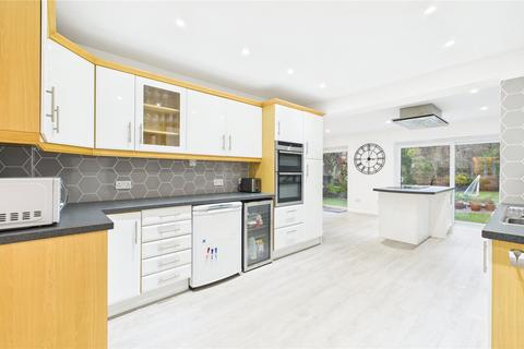 4 bedroom detached house for sale, Brockenhurst Close, Surrey GU21