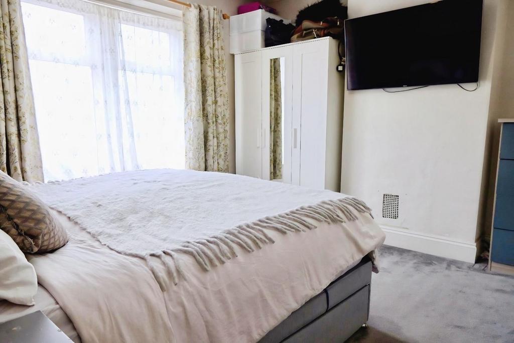 Be993c93-Bedroom3.JPG