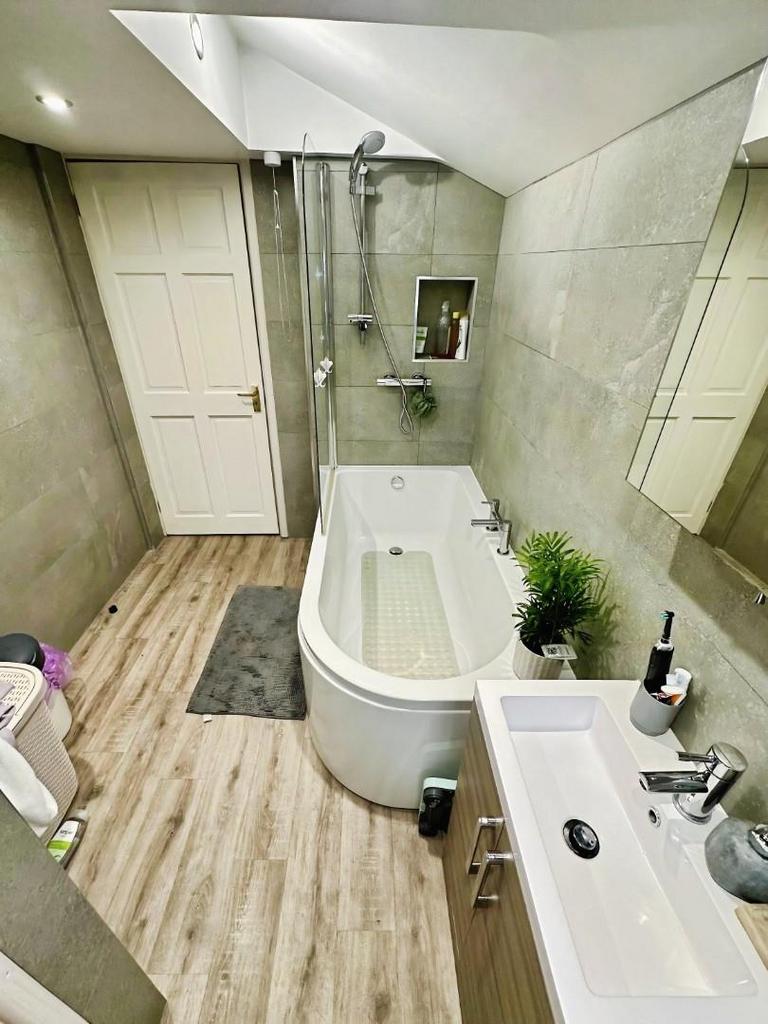 D728b50a-Bathroom1.jpg