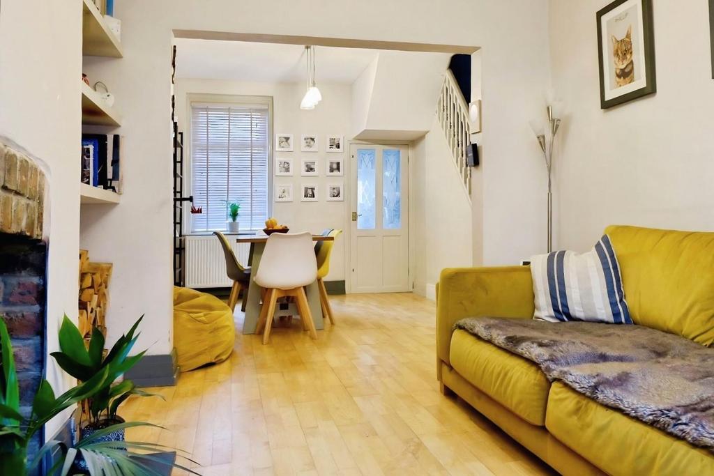 2e77bcfa-Livingroom.JPG