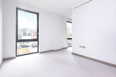 2 bedroom flat to rent, Drapers Yard, London SW18