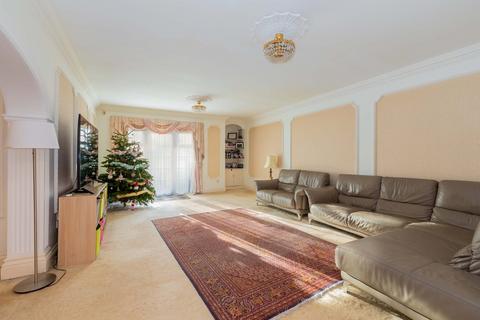3 bedroom ground floor flat for sale, Oak End Way, Gerrards Cross SL9