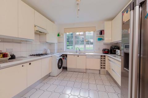 3 bedroom ground floor flat for sale, Oak End Way, Gerrards Cross SL9